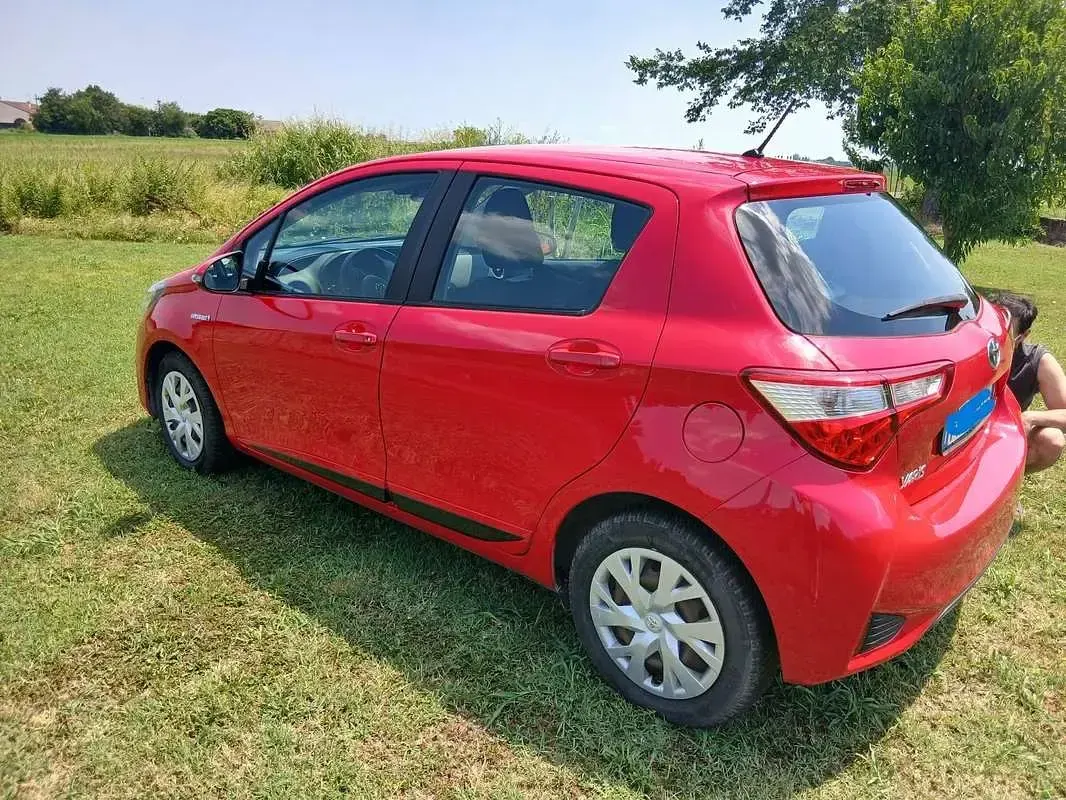Usata Toyota Yaris Hybrid Cool 73 CV (53 kW) 2018 Rosso Berlina