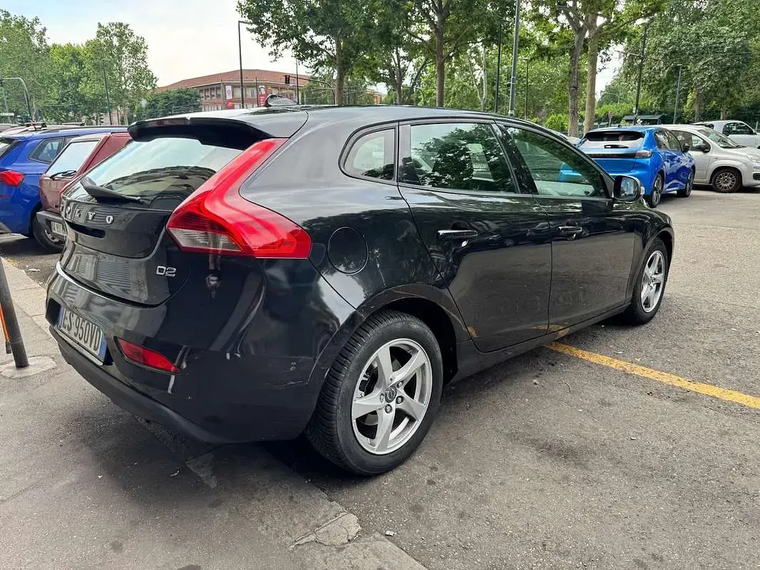 Usata Volvo V40 Momentum 114 CV (83 kW) 2013 Nero Berlina
