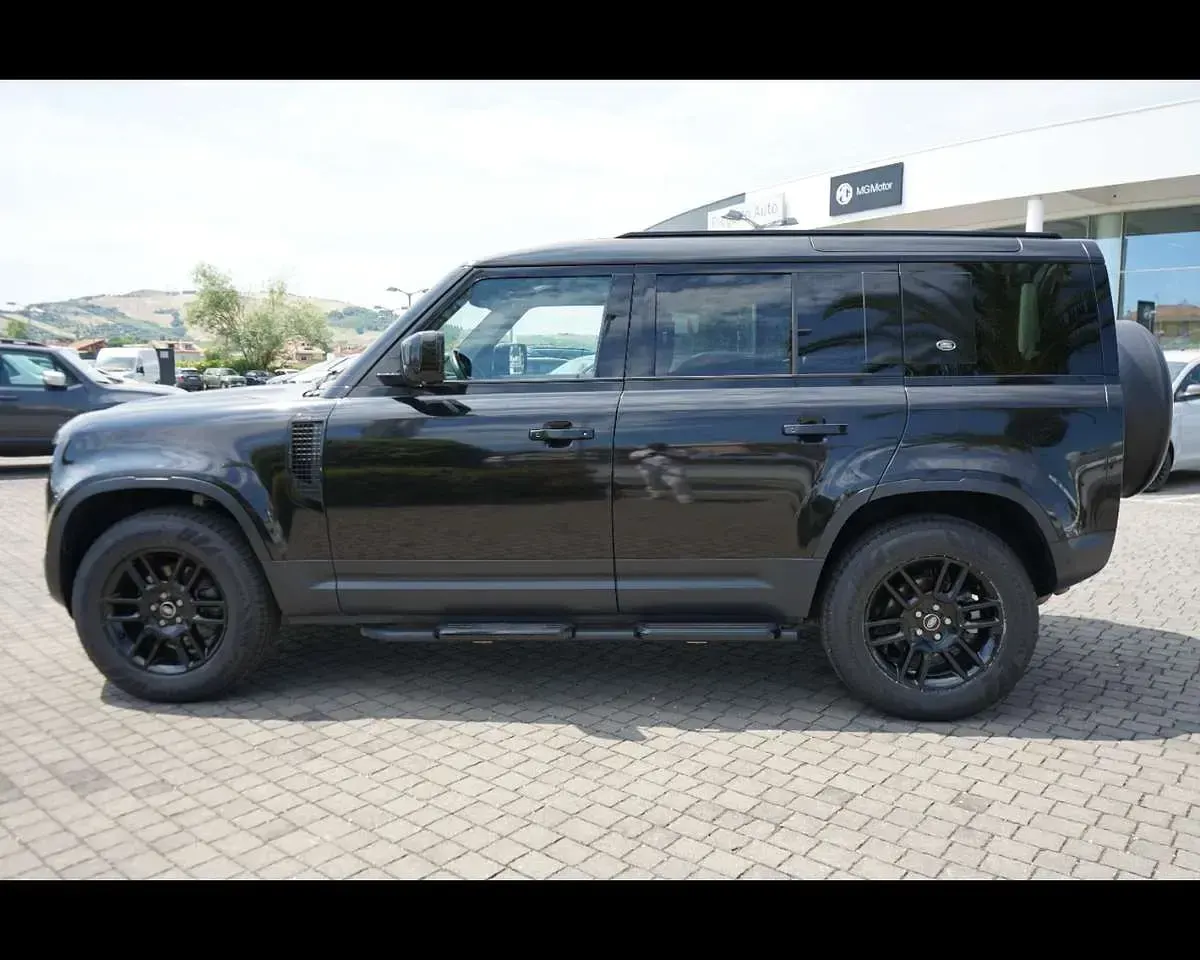 Usata Land Rover Defender SE 249 CV (183 kW) 2023 Santorini black SUV