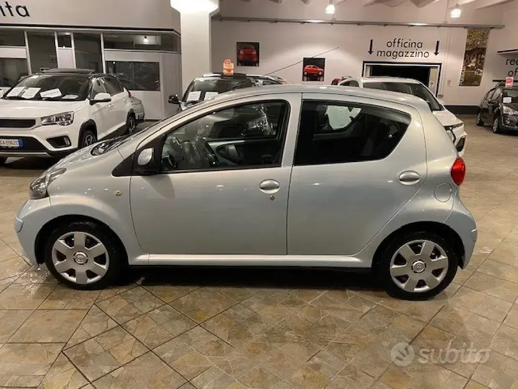 Usata Toyota Aygo 68 CV (50 kW) 2006 Azzurro Utilitaria