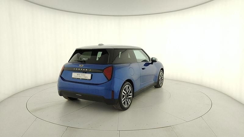 Usata Mini Cooper SE Favoured 64 kW (88 CV) 2024 Blu Utilitaria