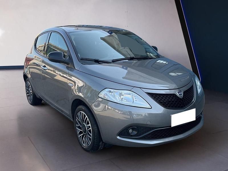 Usata Lancia Ypsilon Gold 70 CV (51 kW) 2021 Grigio Utilitaria