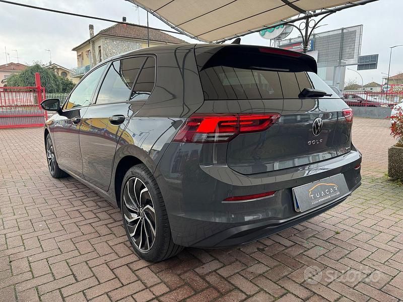 Usata VW Golf VIII Life 150 CV (110 kW) 2022 Grigio Berlina