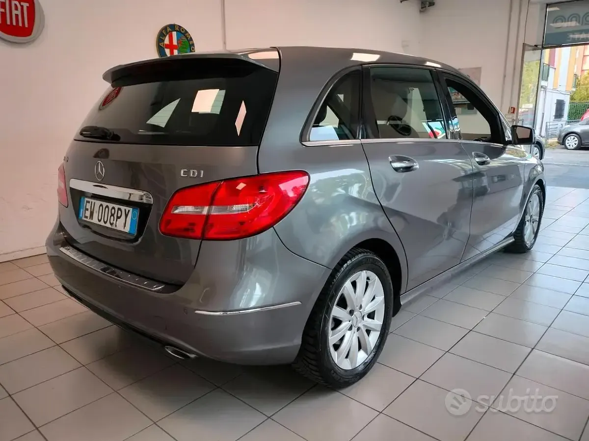 Usata Mercedes B180 Executive 109 CV (80 kW) 2013 Grigio Utilitaria