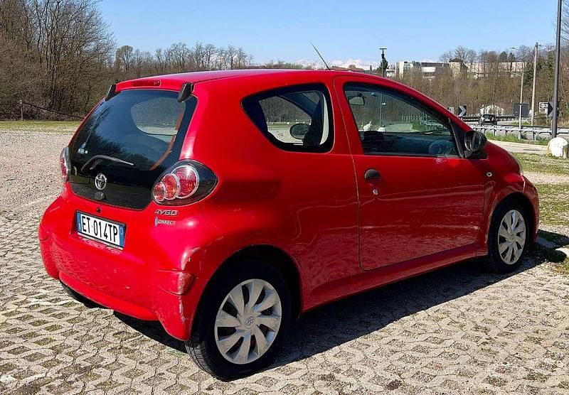Usata Toyota Aygo Connect Style 68 CV (50 kW) 2014 Rosso Utilitaria