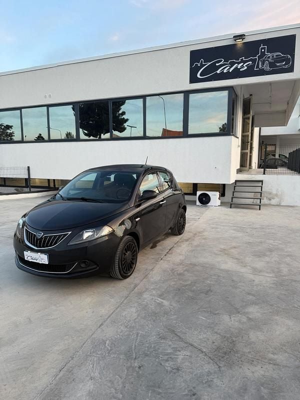 Usata Lancia Ypsilon Gold 69 CV (50 kW) 2022 Nero Utilitaria