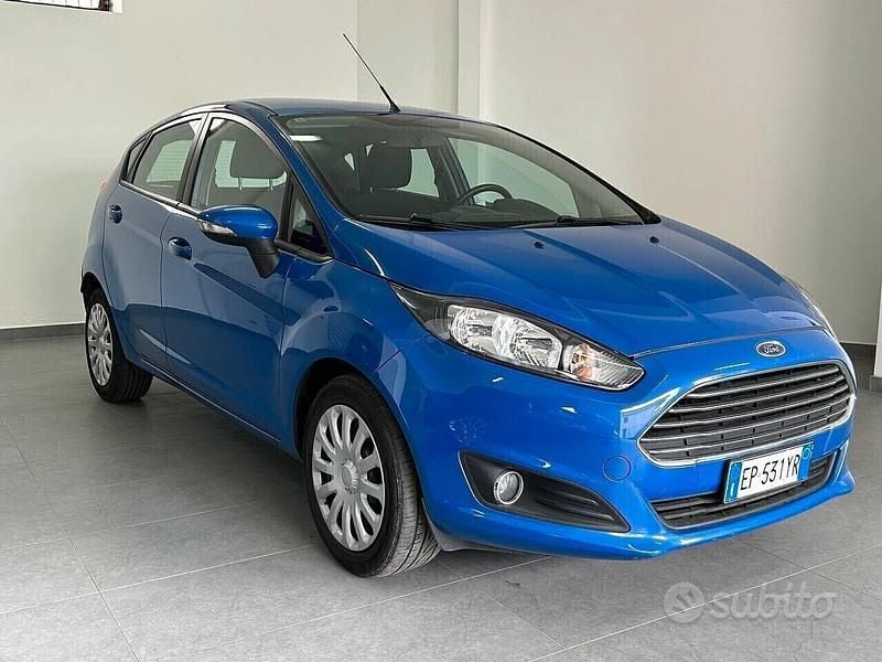 Blu Usata 2013 Ford Fiesta Titanium Due volumi | 5990 € (Buon prezzo) - Immagine 1/4