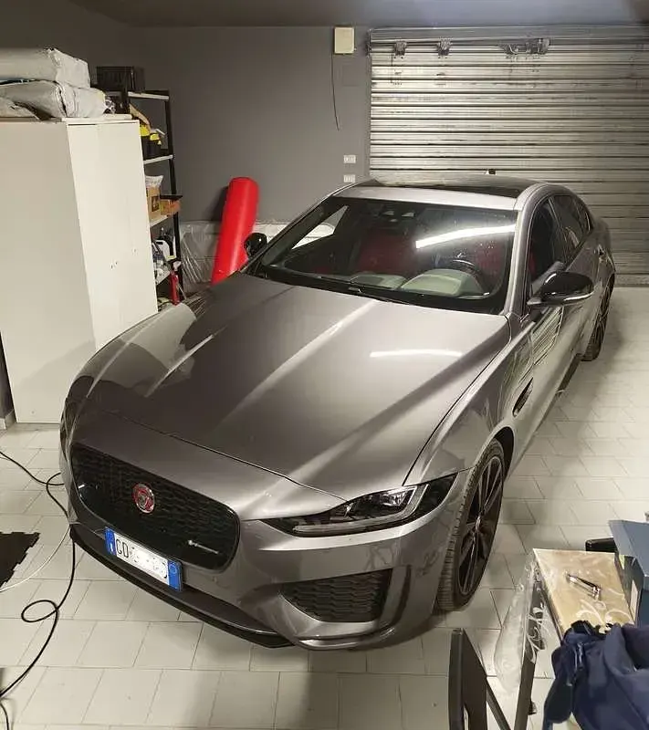 Usata Jaguar XE R-Dynamic 179 CV (131 kW) 2021 Grigio Berlina