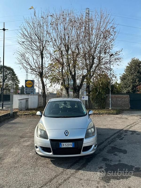 Usata 2011 Renault Scénic III Monovolume | 2000 € (Super prezzo) - Immagine 1/4