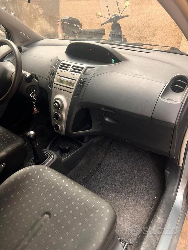 Usata Toyota Yaris 2005 Grigio Berlina