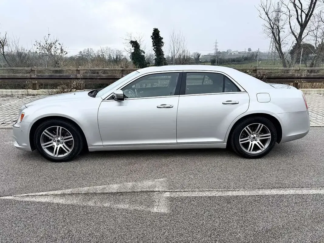 Käytetty Lancia Thema Platinum 239 HP (175 kW) 2012 Hopea Sedan