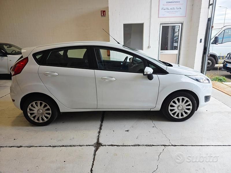 Usata Ford Fiesta 92 CV (67 kW) 2016 Bianco Utilitaria