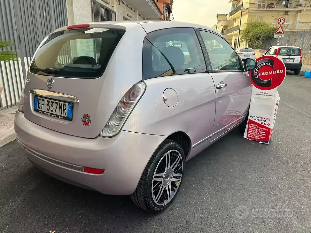Usata Lancia Ypsilon 60 CV (44 kW) 2010 Viola Utilitaria
