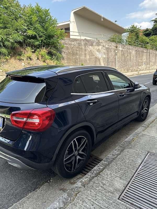 Usata Mercedes GLA200 Premium 136 CV (100 kW) 2016 Blu/azzurro SUV