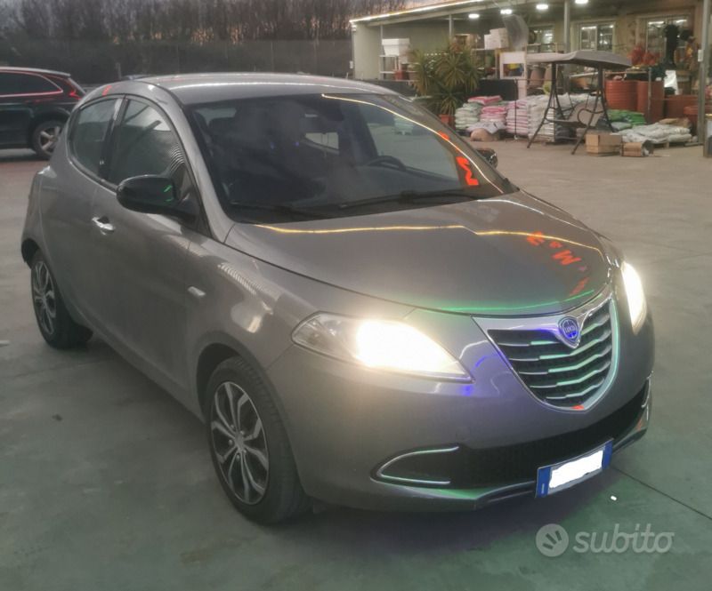 Usata Lancia Ypsilon 90 CV (66 kW) 2016 Grigio Utilitaria