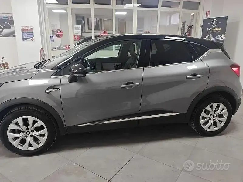 Usado Renault Captur Techno 101 CV (74 kW) 2023 Gris SUV