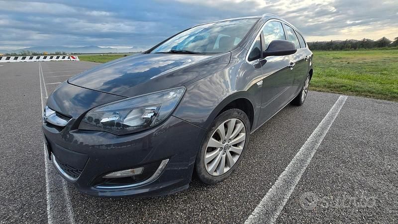 Usata Opel Astra Cosmo 140 CV (102 kW) 2015 Grigio Station wagon