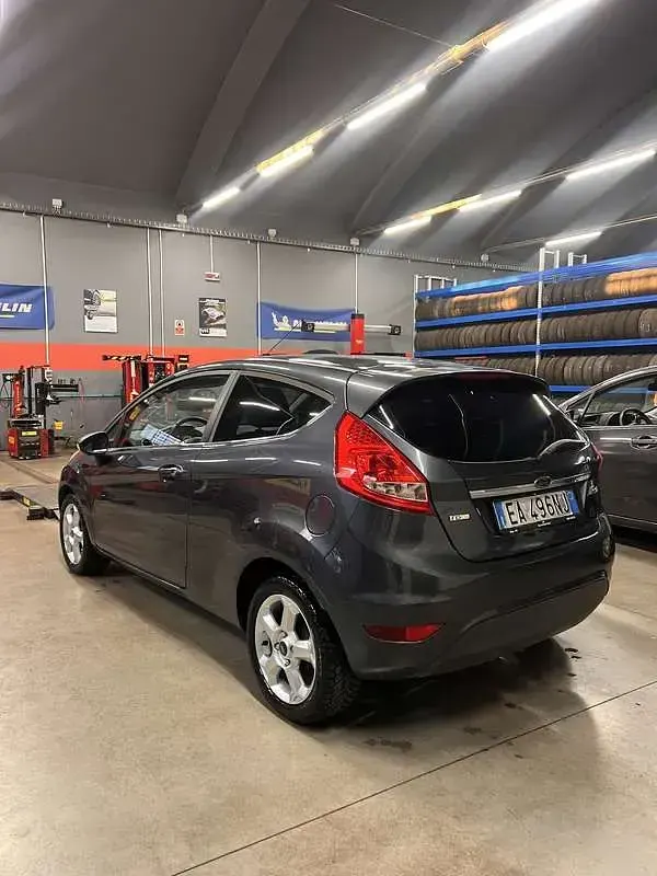 Usata Ford Fiesta Titanium 68 CV (50 kW) 2010 Grigio Berlina