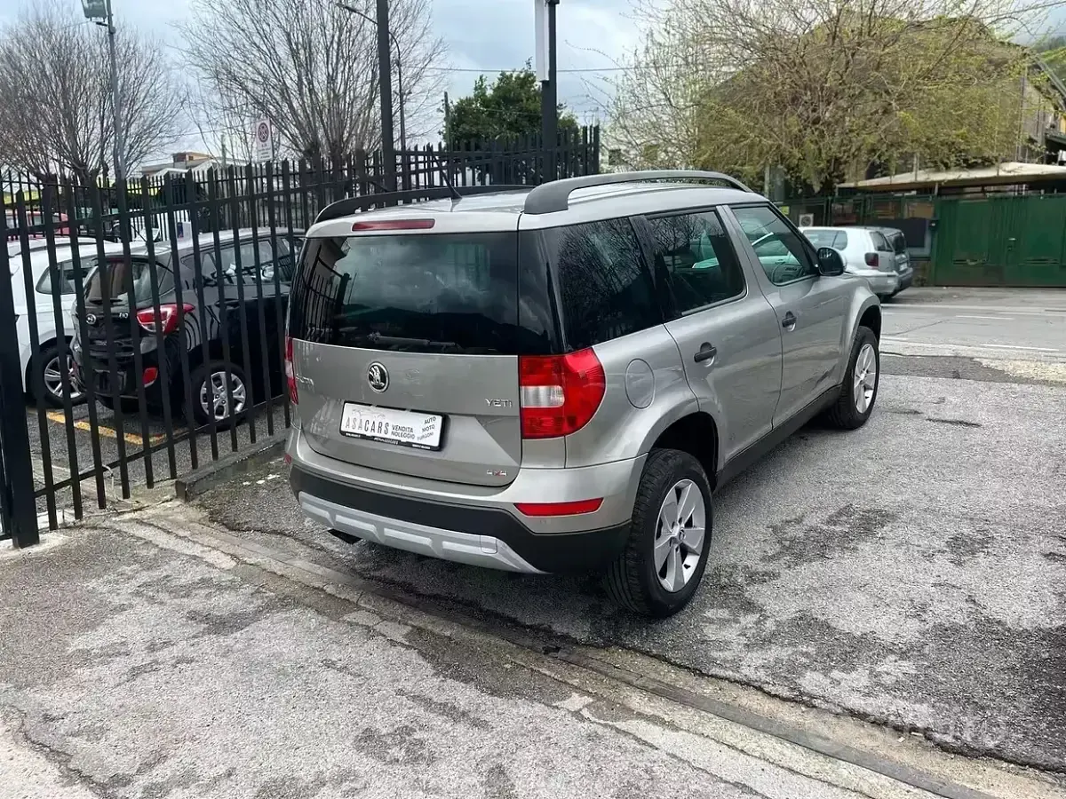 Usata Skoda Yeti Elegance 110 CV (80 kW) 2014 Grigio SUV