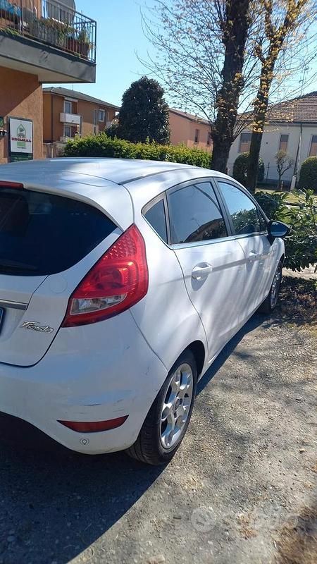 Usata Ford Fiesta 68 CV (50 kW) 2012 Bianco Utilitaria