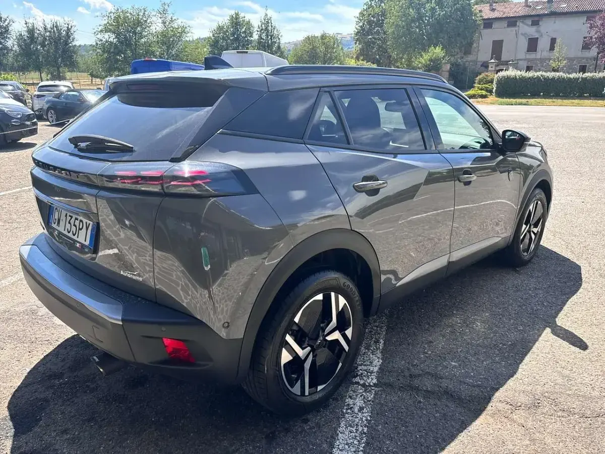 Usata Peugeot 2008 Allure 102 CV (75 kW) 2024 Grigio SUV