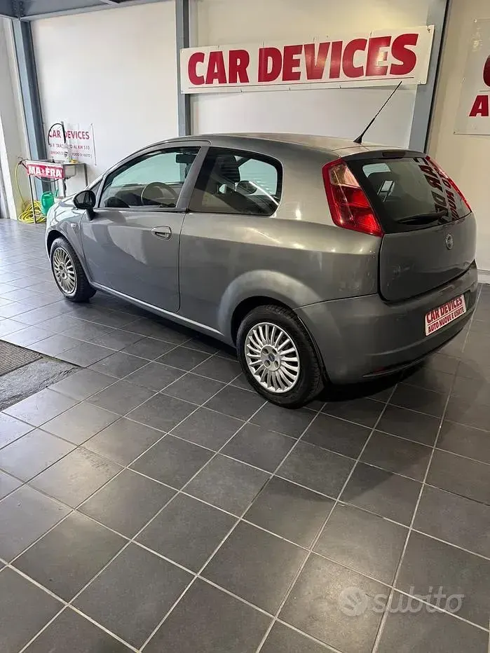 Usado Fiat Grande Punto 75 CV (55 kW) 2006 Gris Utilitario
