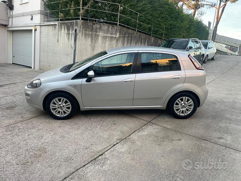 Grigio Usata 2015 Fiat Punto Lounge Tre volumi | 5500 € (Buon prezzo) - Immagine 1/4