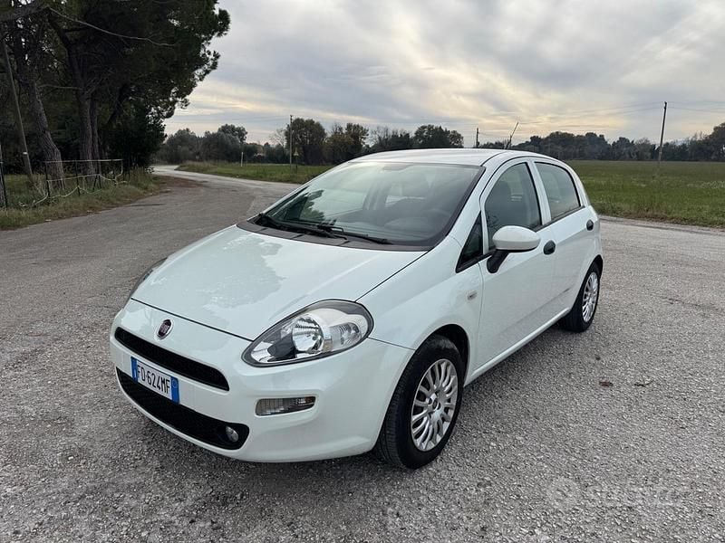 Bianco Usata 2016 Fiat Punto Lounge Tre volumi | 6400 € (Buon prezzo) - Immagine 1/4