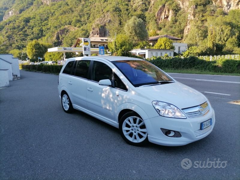 Bianco Usata 2010 Opel Zafira Monovolume | 3500 € - Immagine 1/4