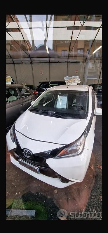 Bianco Usata 2017 Toyota Aygo Due volumi | 8000 € (Ottimo prezzo) - Immagine 1/1