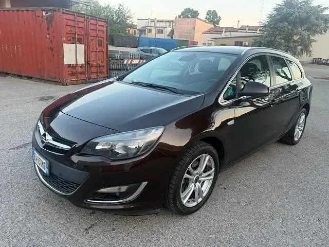Usata Opel Astra Cosmo 135 CV (99 kW) 2014 Marrone Station wagon