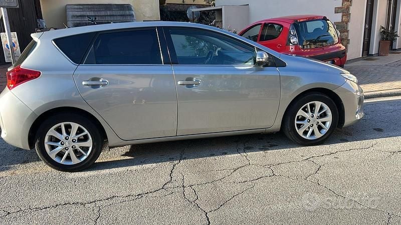 Grigio Usata 2015 Toyota Auris Tre volumi | 8500 € (Ottimo prezzo) - Immagine 1/4