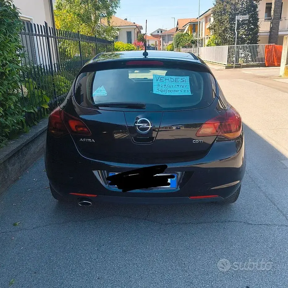 Usata Opel Astra Cosmo 160 CV (117 kW) 2010 Nero Berlina
