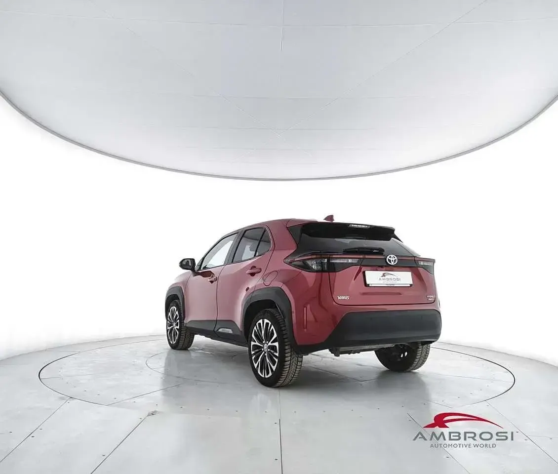 Begagnad Toyota Yaris Cross Lounge 92 HK (67 kW) 2021 Röd SUV