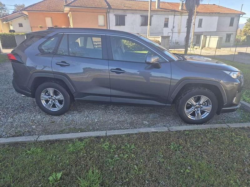 Usata Toyota RAV4 Hybrid Active 178 CV (130 kW) 2022 Grigio SUV