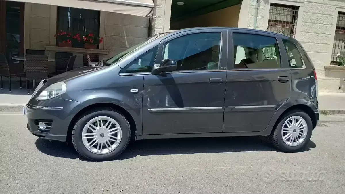 Usata Lancia Musa 95 CV (69 kW) 2012 Grigio Monovolume
