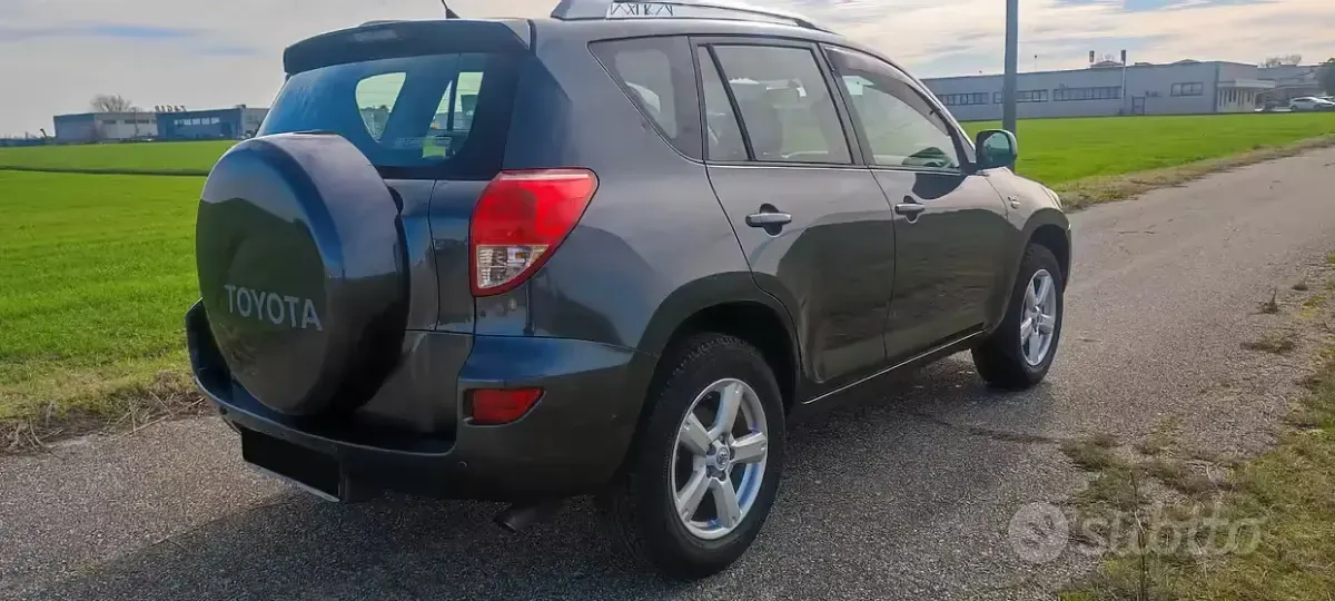 Usata Toyota RAV4 Sol 136 CV (100 kW) 2007 Grigio Station wagon