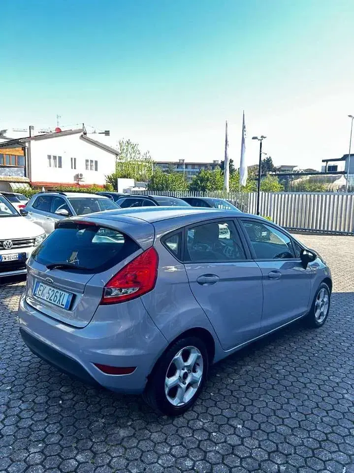 Usata Ford Fiesta Titanium 95 CV (69 kW) 2012 Argento Berlina