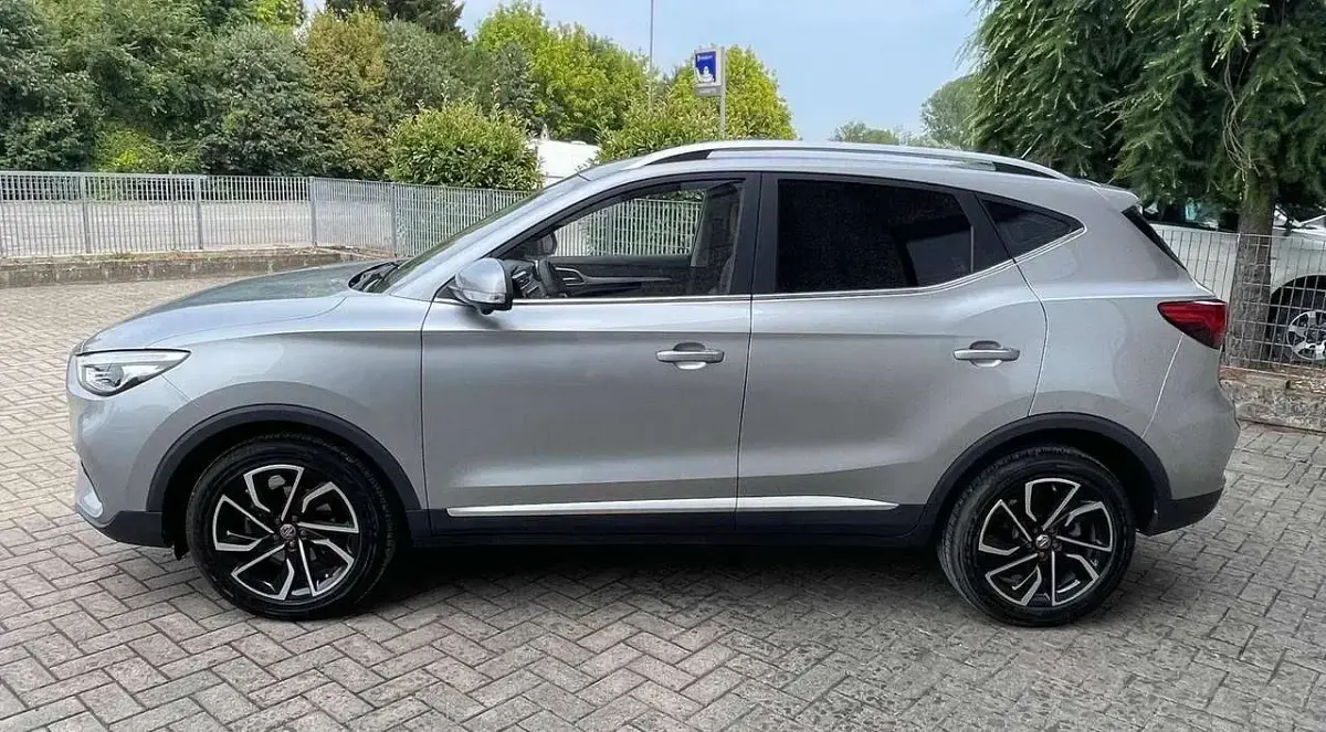 Usata MG ZS Luxury 106 CV (77 kW) 2023 Argento SUV