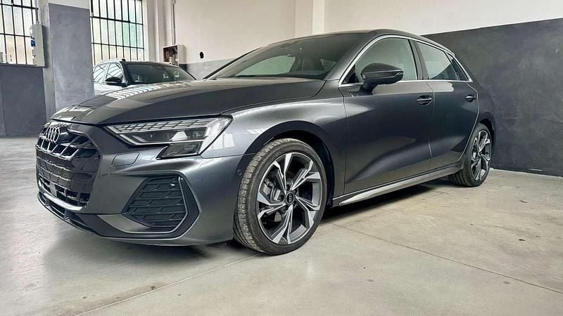 Grigio Usata 2024 Audi A3 S-Line Berlina | 32.007 € (Ottimo prezzo) - Immagine 1/4