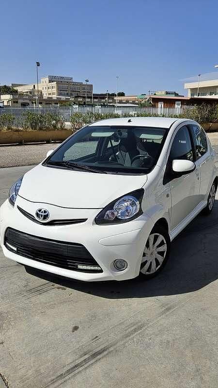 Usata Toyota Aygo Connect Style 68 CV (50 kW) 2012 Utilitaria