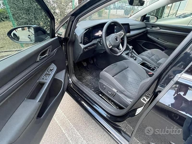 Begagnad VW Golf VIII 131 HK (96 kW) 2021 Svart Sedan