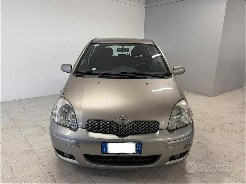 Usata Toyota Yaris Sol 87 CV (63 kW) 2005 Grigio Berlina