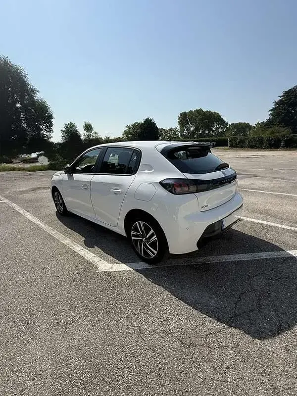 Usata Peugeot 208 Active 101 CV (74 kW) 2023 Bianco Utilitaria