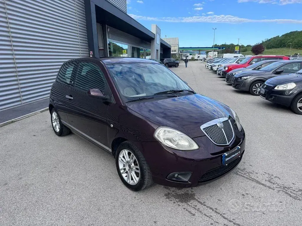 Usata Lancia Ypsilon 75 CV (55 kW) 2007 Viola Utilitaria