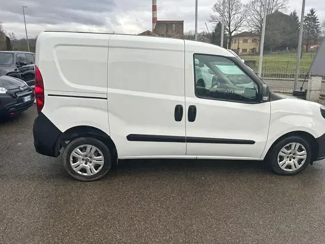 Begagnad Fiat Doblò Lounge 105 HK (77 kW) 2022 Gul Minibuss