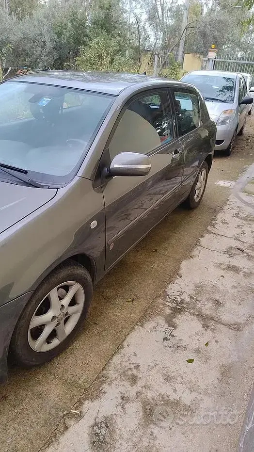 Usata Toyota Corolla 116 CV (85 kW) 2004 Marrone Berlina