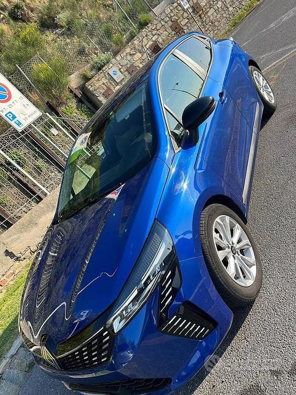 Używany Renault Clio V Evolution 101 KM (74 kW) 2024 Niebieski Sedan/Limuzyna