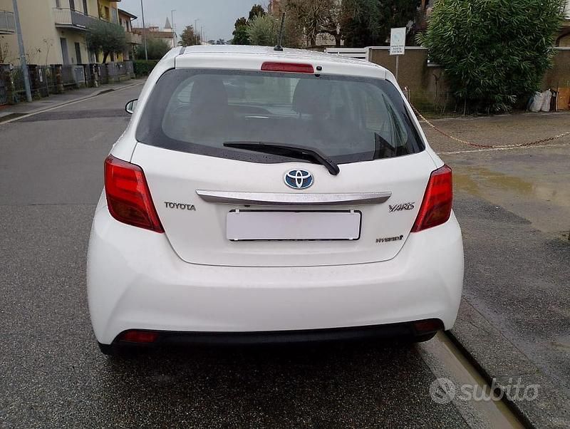 Usata Toyota Yaris Hybrid Cool 73 CV (53 kW) 2016 Bianco Berlina