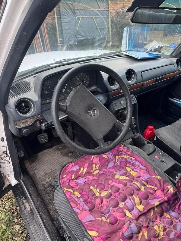 Usata Mercedes 240 72 CV (52 kW) 1983 Bianco Berlina